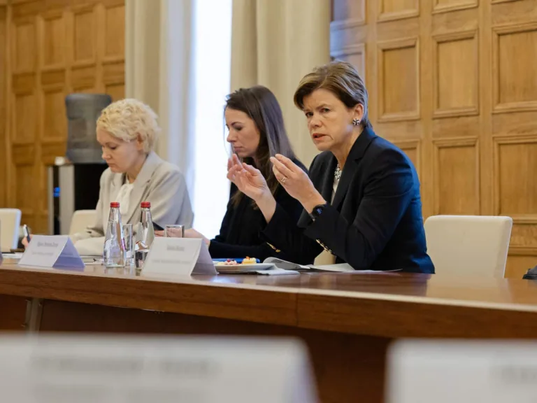 Ministri aicina nesatraukties, bet vēsu prātu sekot līdzi informācijai