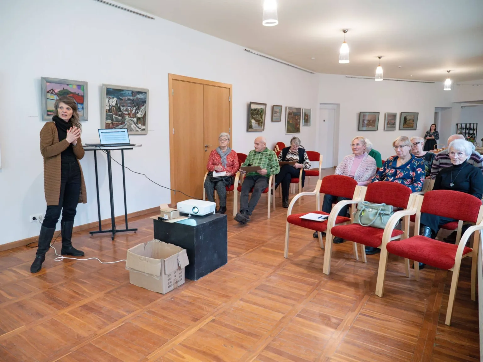 Sabiles seniori mācās, kā neapjukt sociālo tīklu pasaulē