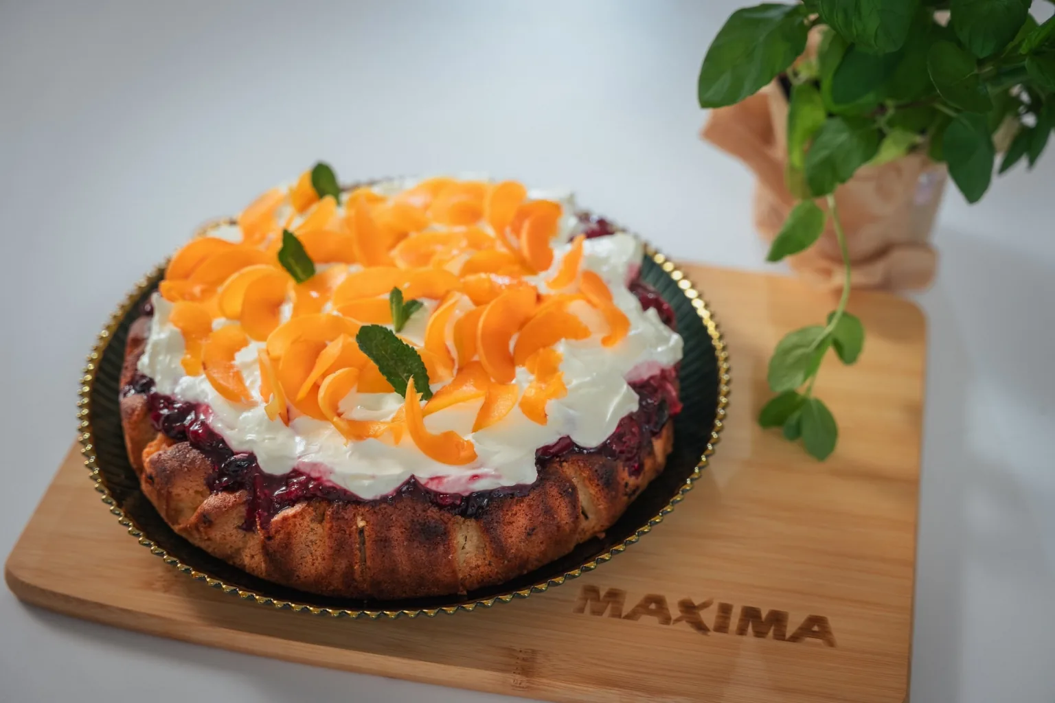 Biskvīta kūka ar aprikozēm