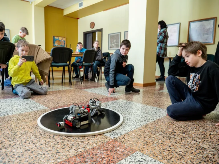 Ringā cīnās arī roboti