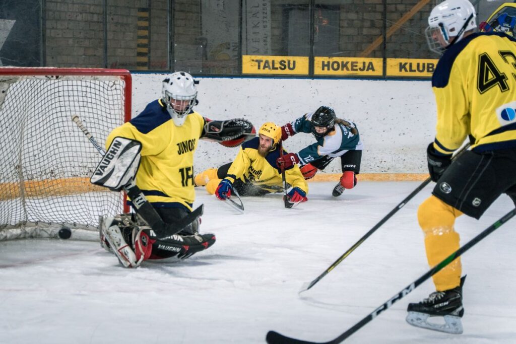 Talsos uz hokeja laukuma parāda tautas sporta nozīmību