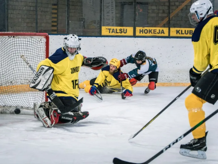 Talsos uz hokeja laukuma parāda tautas sporta nozīmību