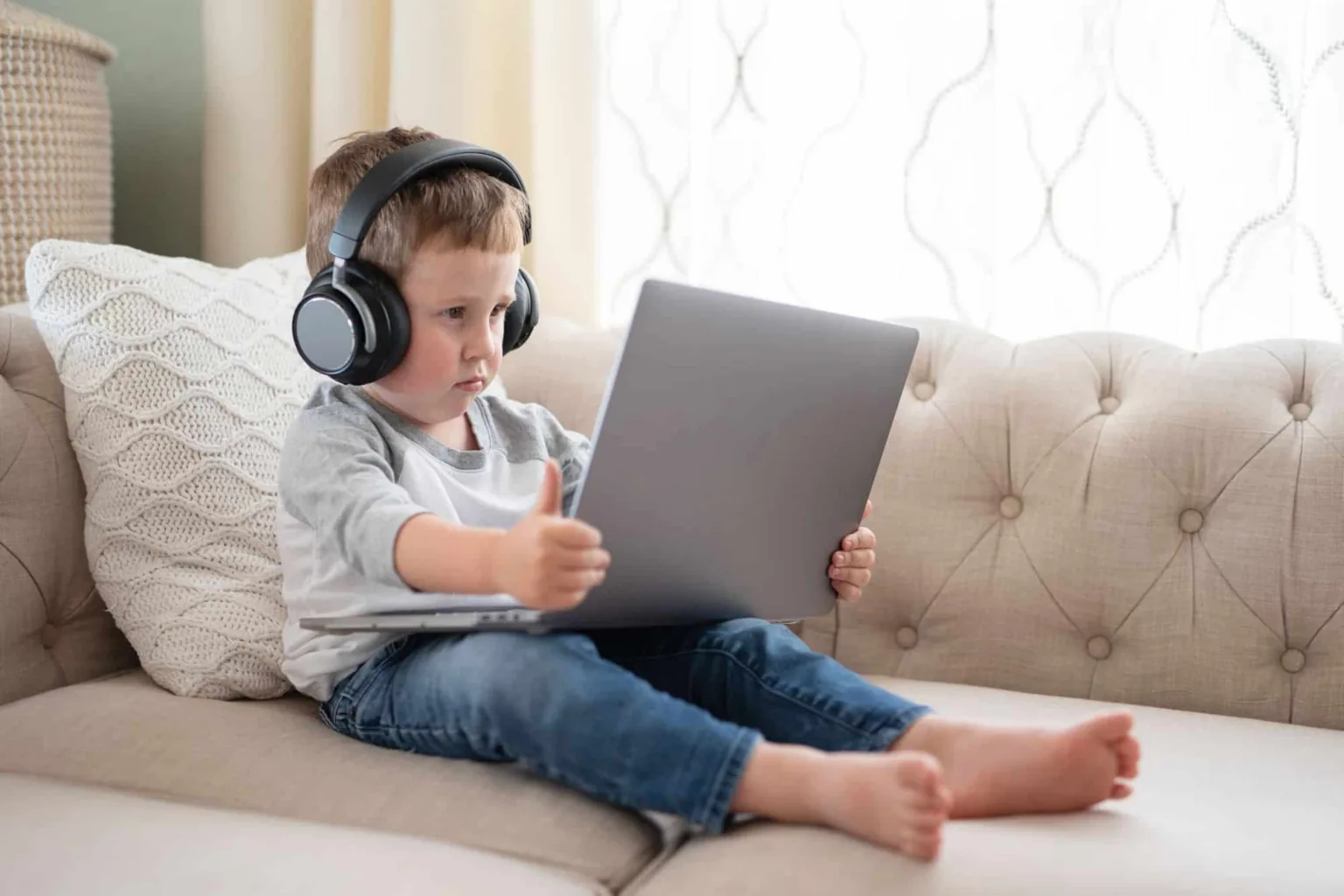 Bērniem svarīgi atgādināt par drošību internetā