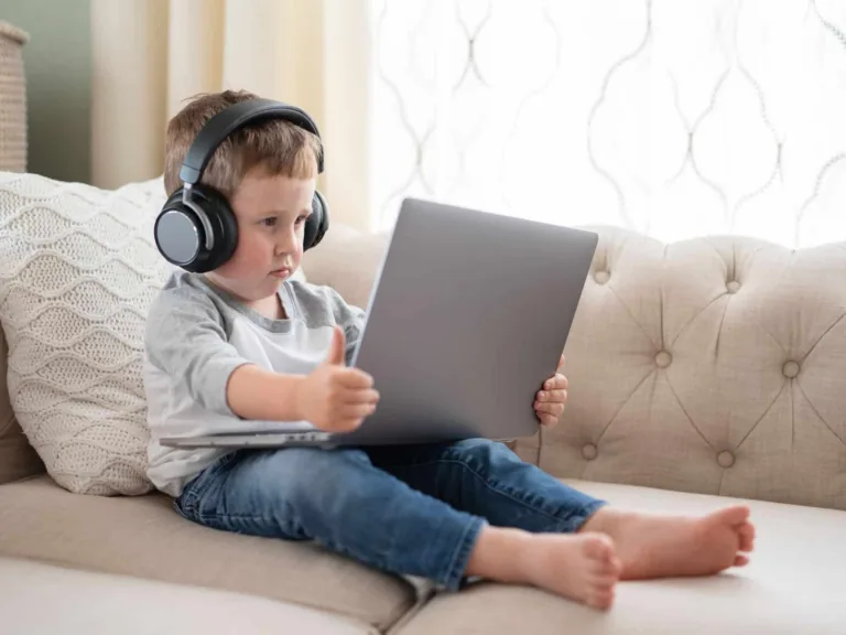 Bērniem svarīgi atgādināt par drošību internetā