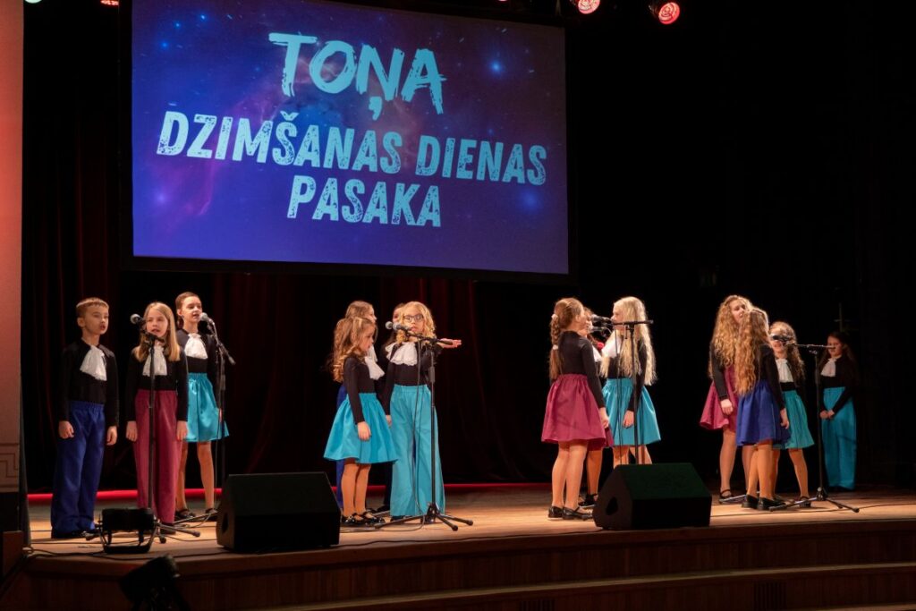 Vokālā studija «Tonis» ar pasaku dziesmu koncertu svin 25. jubileju