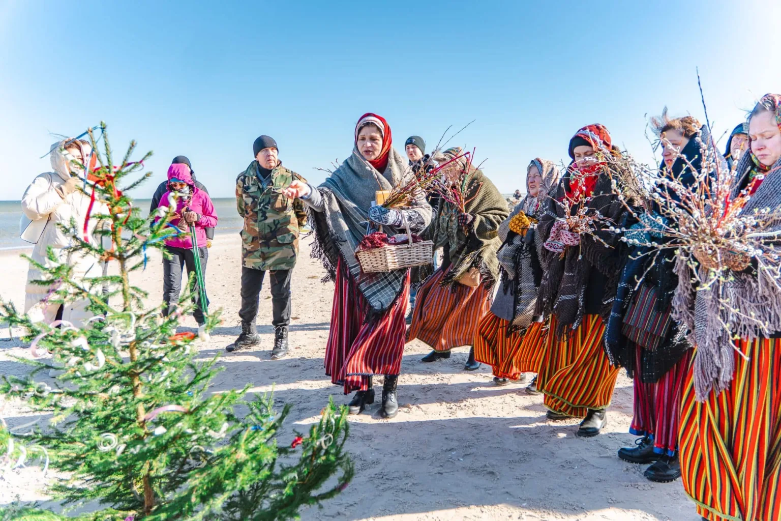 Ar senu lībiešu tradīciju pamodina putnus un pavasari