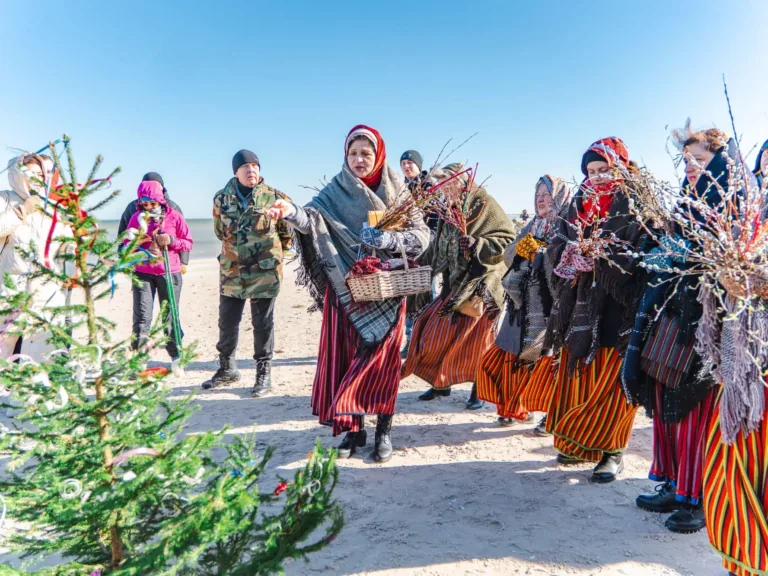 Ar senu lībiešu tradīciju pamodina putnus un pavasari
