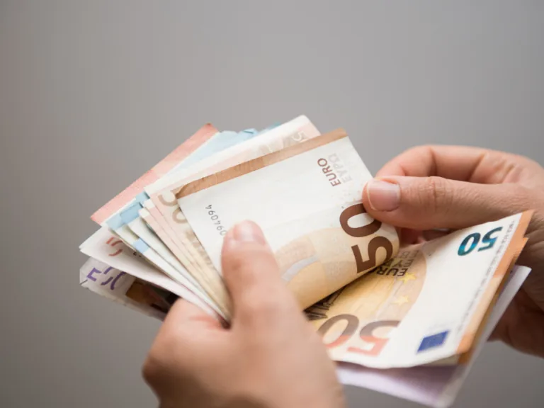 No Talsiem ar taksometru dodas uz Rīgu, lai krāpniekiem nodotu naudu