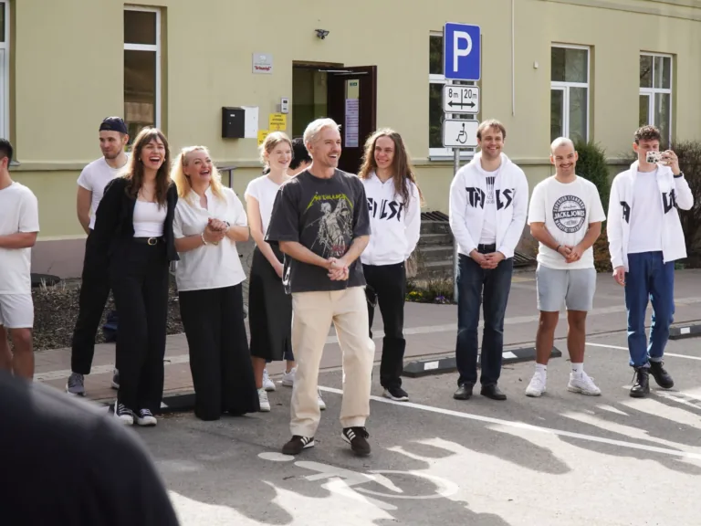 Talsu baltais koris viesojās «Brīnumiņā»