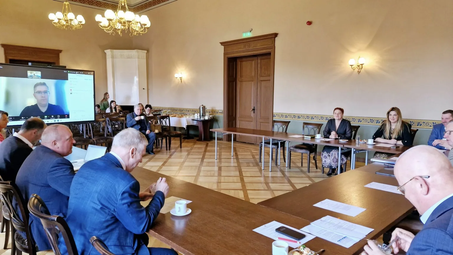 Diskutē par uzņēmējdarbības iespējām un analizē reģionālās attīstības scenārijus