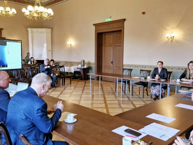 Diskutē par uzņēmējdarbības iespējām un analizē reģionālās attīstības scenārijus