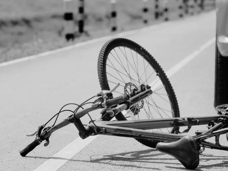 Rojas pagastā letāli notriekts velosipēdists.