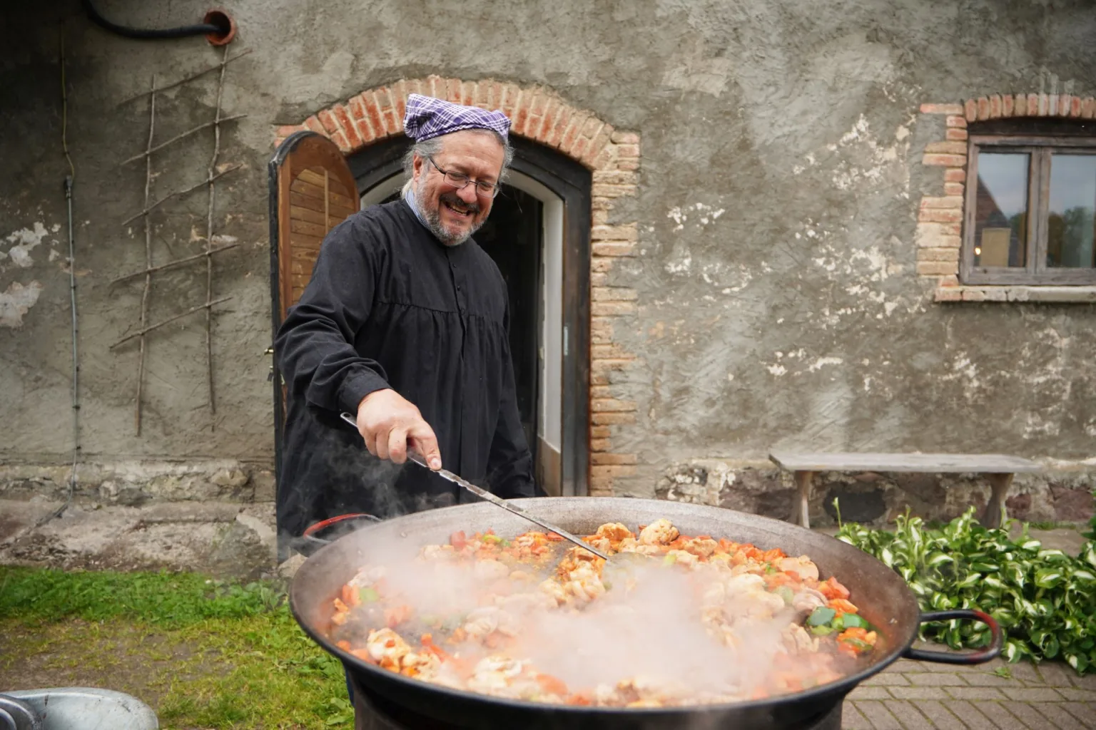 Spāņu pavāra gatavota paelja komplektā ar vēl gardāku humoru