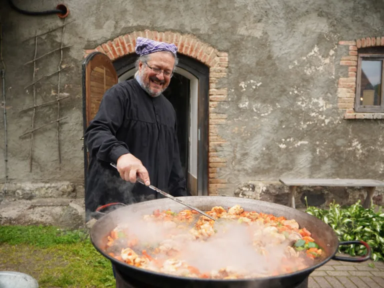 Spāņu pavāra gatavota paelja komplektā ar vēl gardāku humoru