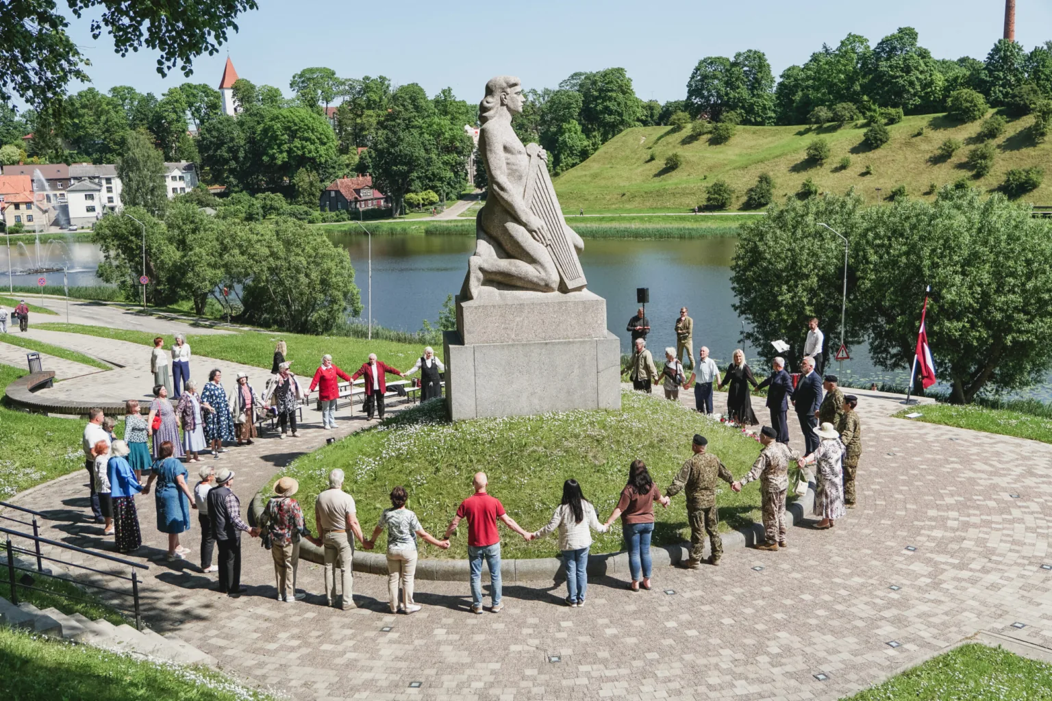 14. jūnijā pie pieminekļa “Koklētājs” pieminēja komunistiskā genocīda upurus