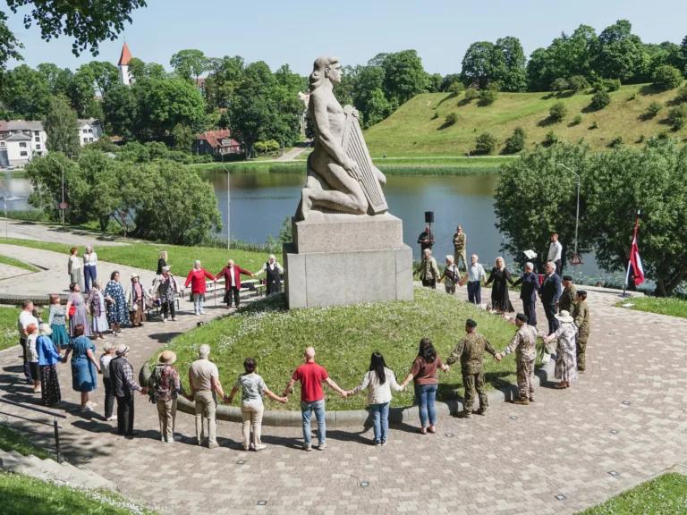 14. jūnijā pie pieminekļa “Koklētājs” pieminēja komunistiskā genocīda upurus