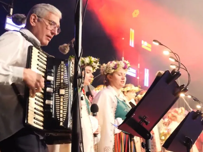 Saulgriežu laikā Talsu pilskalnā “Saules riti nakti šķēla”