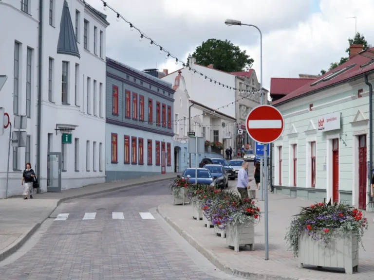 Lielās ielas spuldzīšu virtenes drīz būs atpakaļ savā vietā