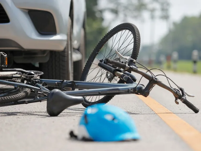 Velosipēdists saduras ar auto Ģibuļu pagastā