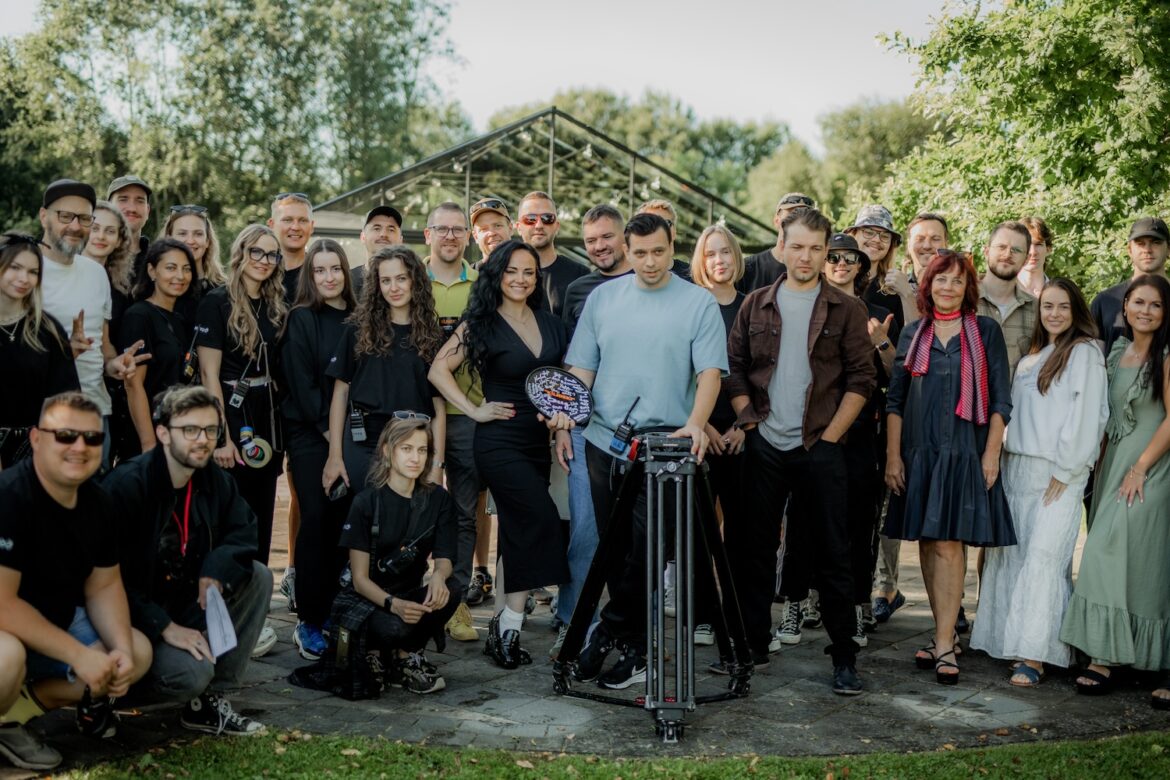 Top jauns “Nelūgto viesu” veidotāju oriģinālseriāls “Ķīlnieki”