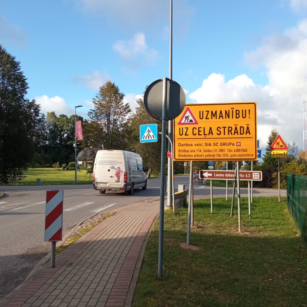 Sākti būvdarbi ceļā uz Roju; papildināts