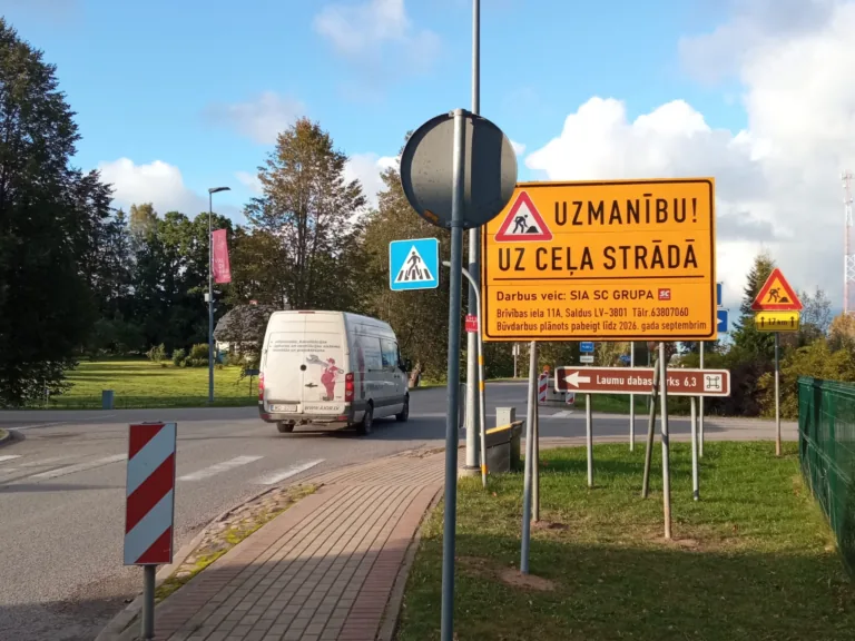 Sākti būvdarbi ceļā uz Roju