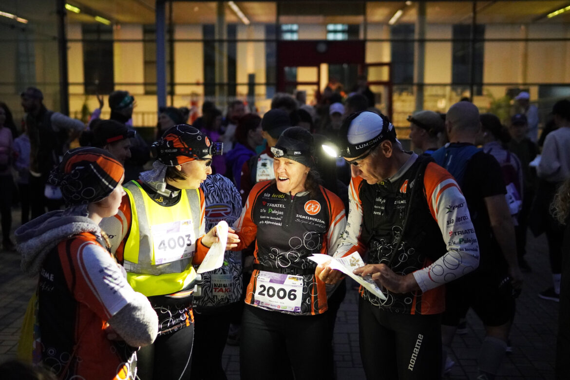 Foto galerija: Talsos ar rekordlielu dalībnieku skaitu aizvadīta orientēšanās nakts