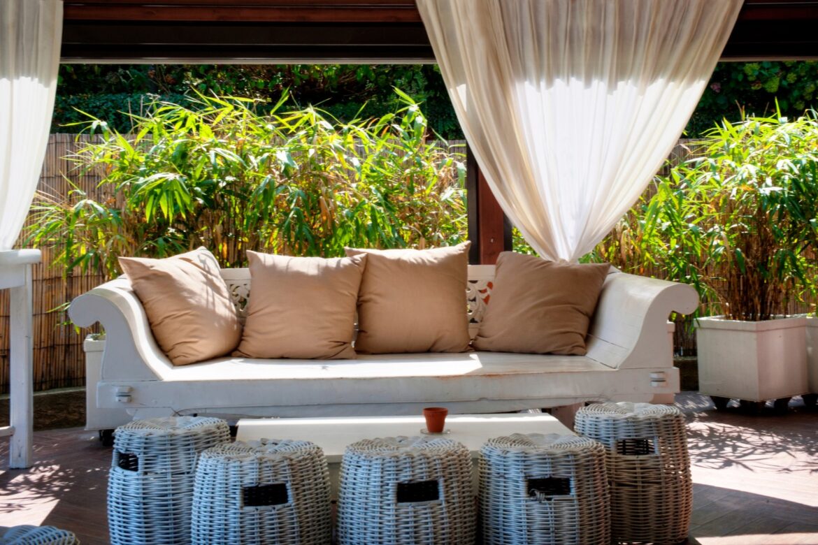 Materiāli un dizains: kā atrast dārza mēbeles, kas kalpo ilgi