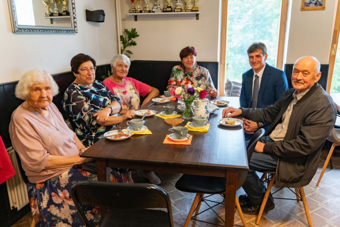 Bijušie kolēģi 1. septembri atzīmē Pankūku ballē Talsu hokeja hallē