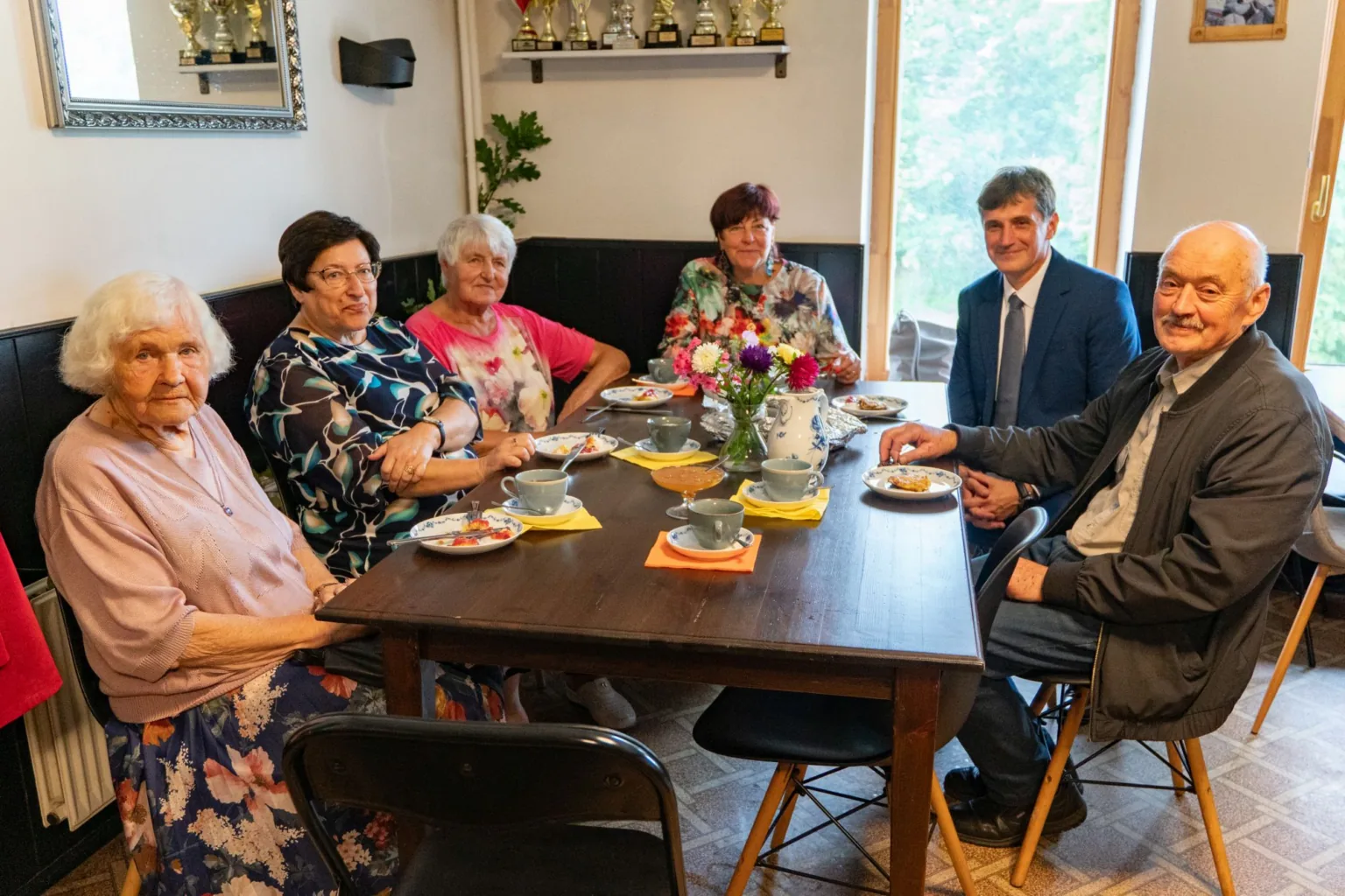 Bijušie kolēģi 1. septembri atzīmē Pankūku ballē Talsu hokeja hallē