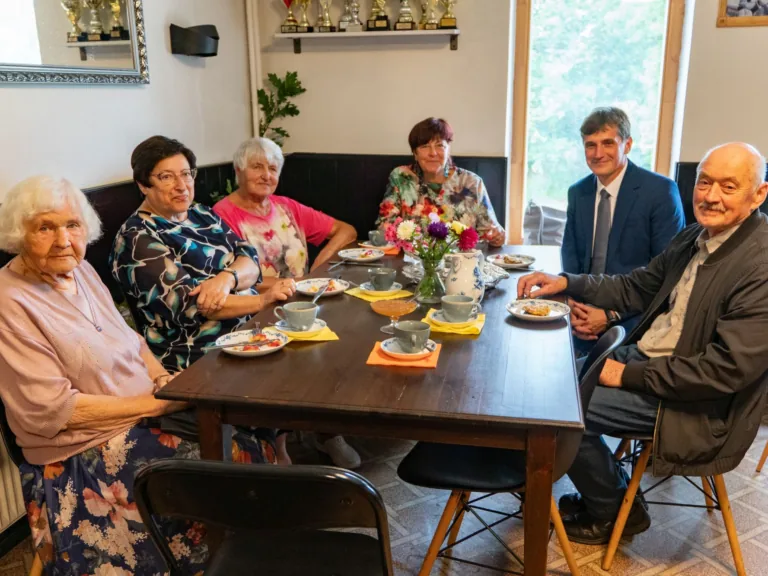 Bijušie kolēģi 1. septembri atzīmē Pankūku ballē Talsu hokeja hallē