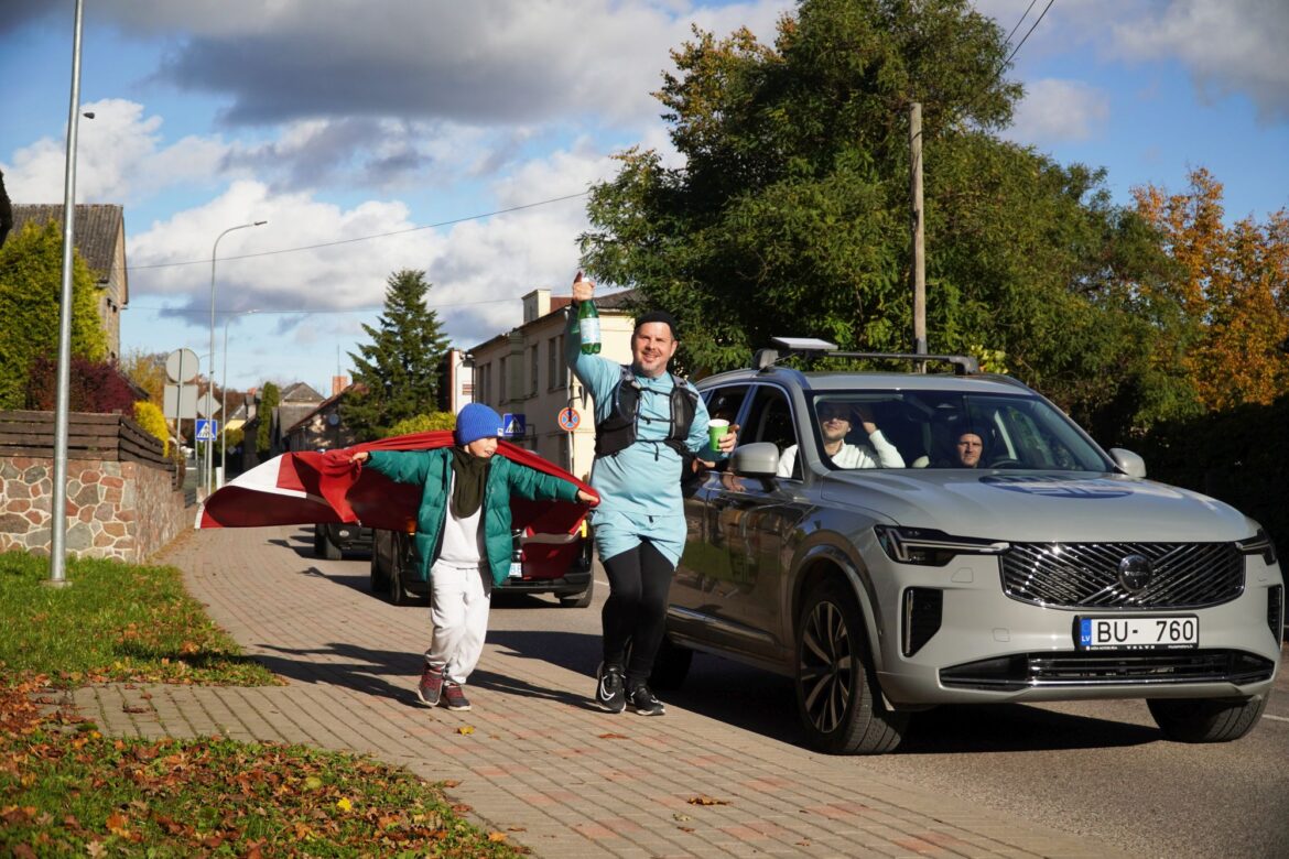 Intars Busulis, aktualizējot vēža skrīninga būtiskumu, noskrien savu pirmo maratonu