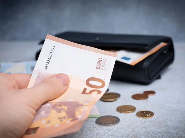 Aptauja: Latvijā droši justos ar ienākumiem virs 2000 € pēc nodokļiem
