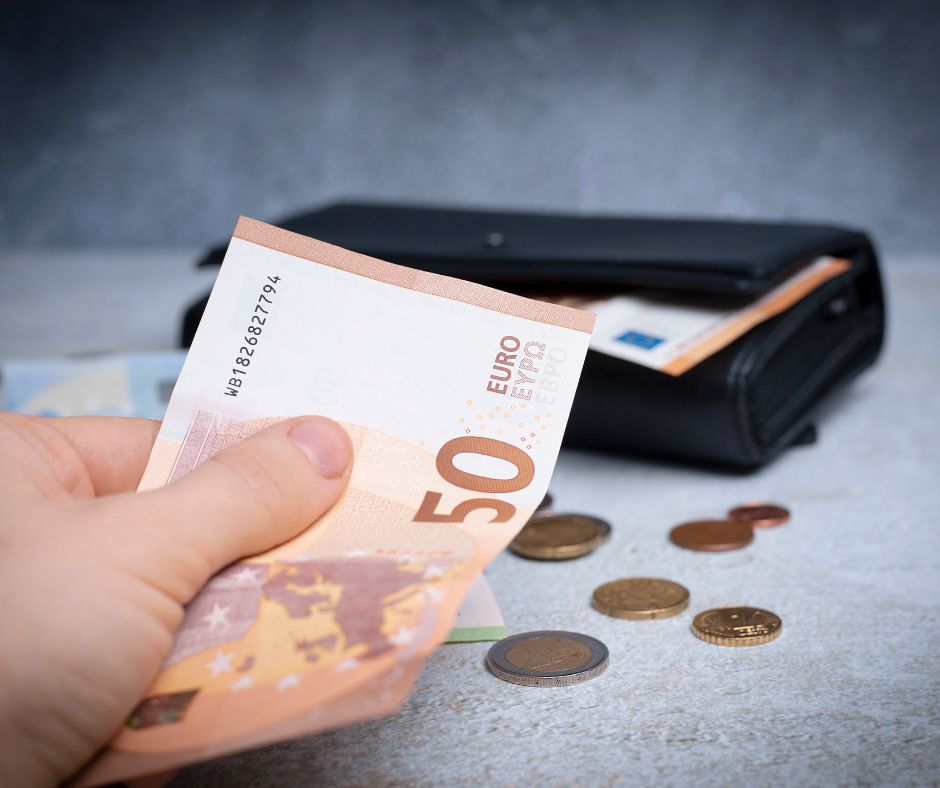 Aptauja: Latvijā droši justos ar ienākumiem virs 2000 eiro pēc nodokļiem