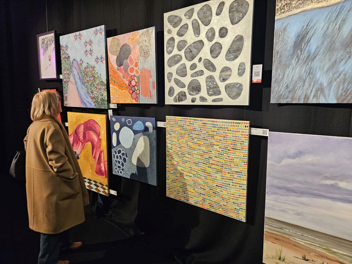 Drosmīgs lēciens aizved līdz grandiozai mākslas izstādei — «Artists Runway»