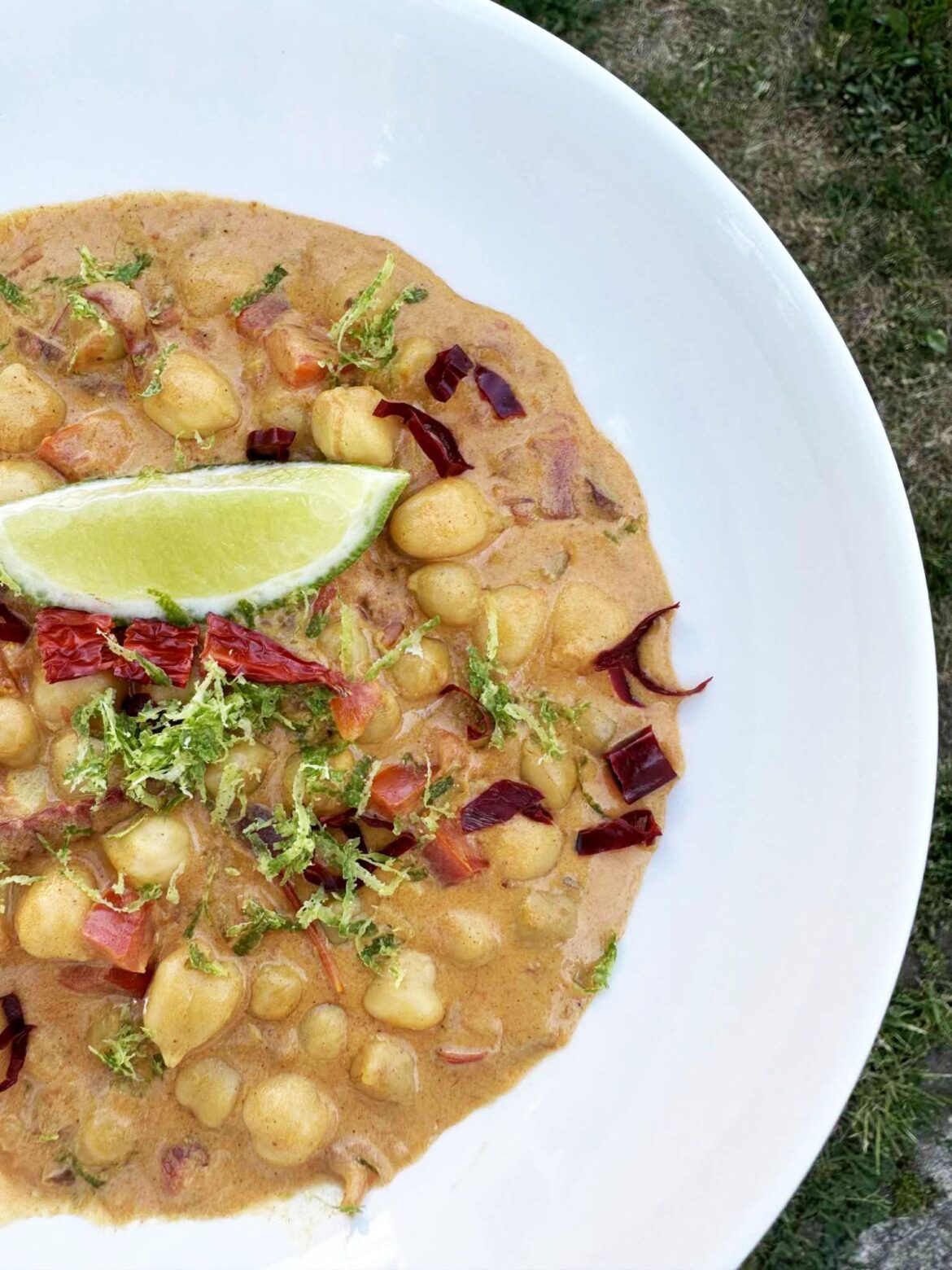 Indiešu ēdiens ar turku zirņiem Sabiles gaumē