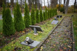 29. oktobrī Valsts policijā (VP) saņemta informācija no pašvaldības policijas, ka Talsos, Brīvības un Saules ielas lokveida krustojumā, kapos nolauztas un apgāztas piemiņas plāksnes. Par notikušo ir uzsākts kriminālprocess.VP amatpersonas aicina atsaukties iedzīvotājus, kuri var sniegt izmeklēšanai noderīgu informāciju, zvanot uz tālruņa numuru 112. VP pārstāve Madara Šeršņova atgādina, ka saskaņā ar Krimināllikumu par kapa, apbedījuma urnas, apbedīta vai neapbedīta līķa apgānīšanu soda ar brīvības atņemšanu uz laiku līdz vienam gadam vai ar īslaicīgu brīvības atņemšanu, vai ar probācijas