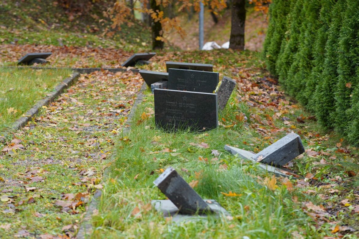 Kapos nolauztas un apgāztas piemiņas plāksnes