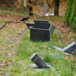 Kapos nolauztas un apgāztas piemiņas plāksnes