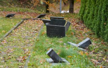 Kapos nolauztas un apgāztas piemiņas plāksnes