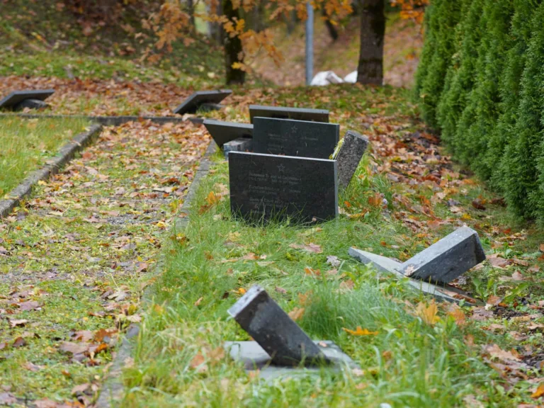 Kapos nolauztas un apgāztas piemiņas plāksnes