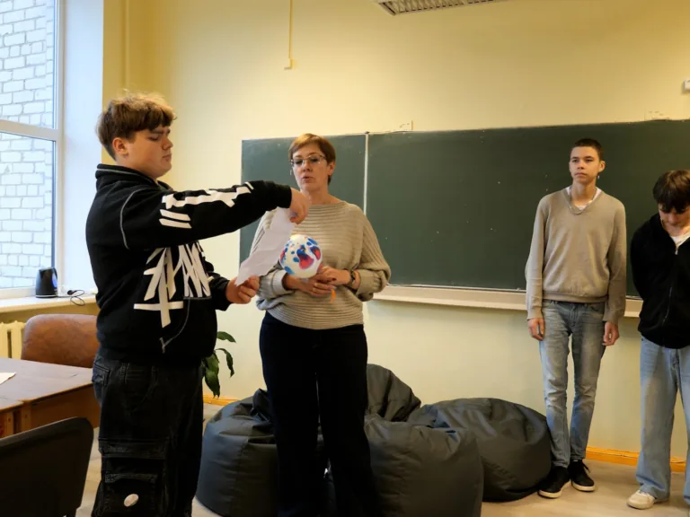 Sabiles pamatskolas jaunieši izveido sev telpu, kur pabūt brīvajā laikā