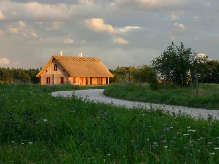 Aug interese par mājokļiem reģionos, pilsētnieki meklē dzīvi tuvāk dabai