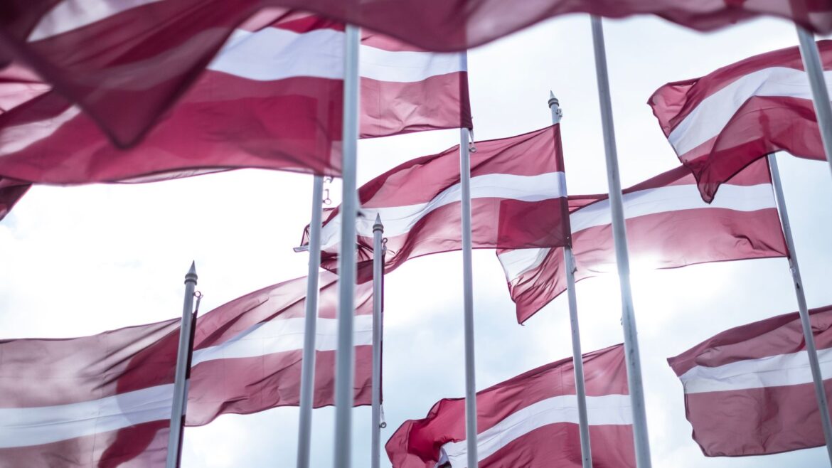 Kā pareizi lietot un kopt Latvijas valsts karogu?