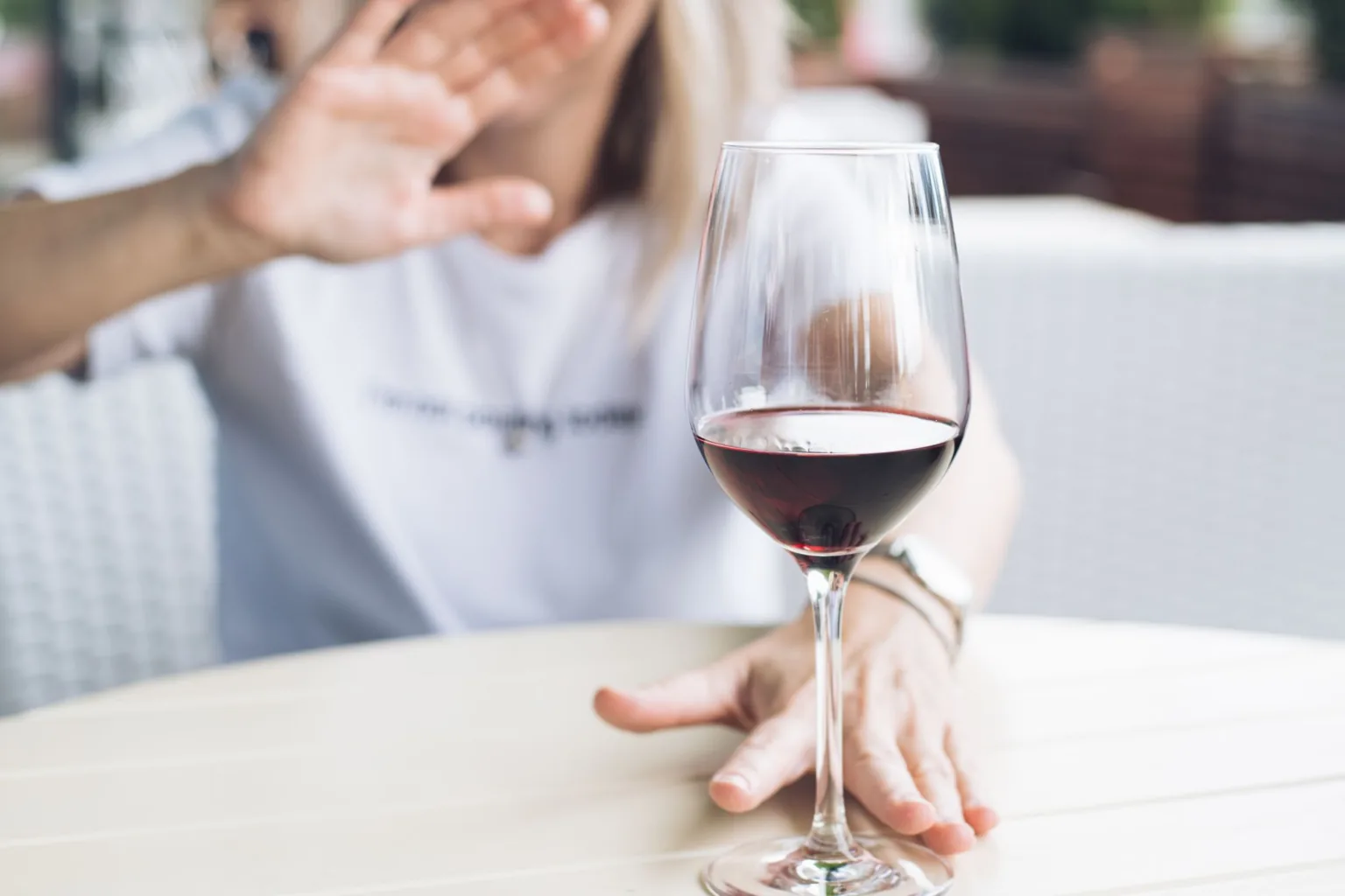 Vairums aptaujāto atbalsta alkohola pārdošanas ierobežojumus