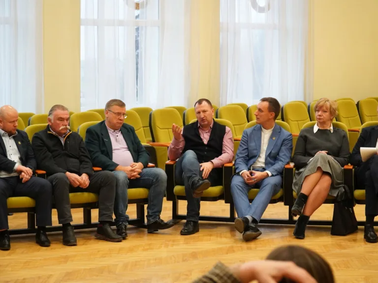 Novada deputāti tiekas ar Talsu Komersantu Klubu