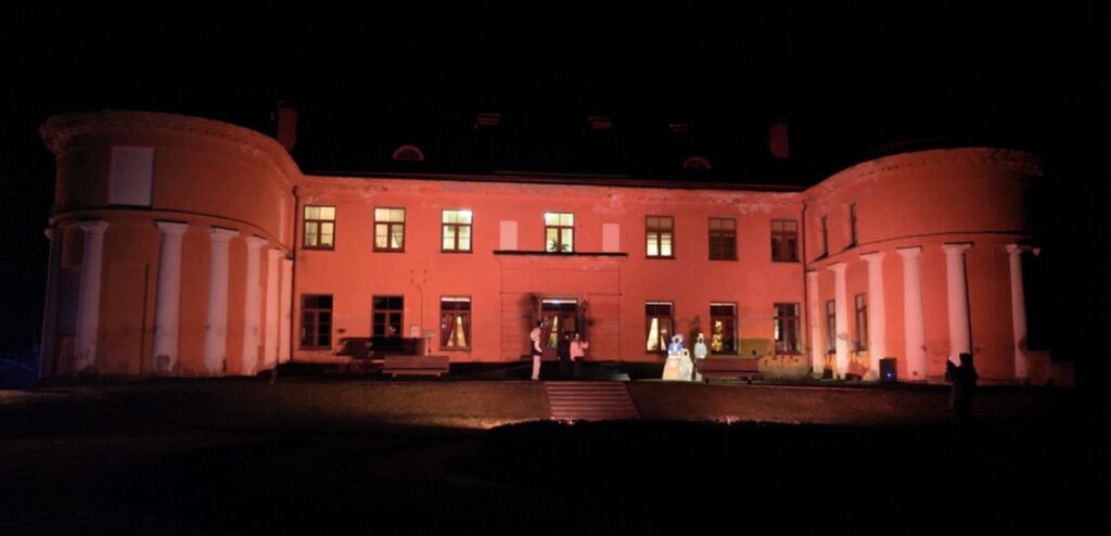 Tiņģeres muižas parkā atklāj pastaigu taku “Mēnesnīcas dārzā”