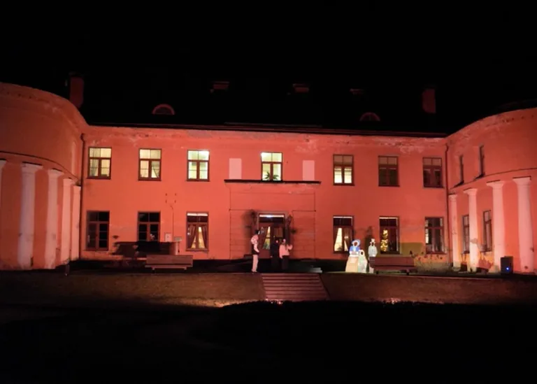 Tiņģeres muižas parkā atklāj pastaigu taku “Mēnesnīcas dārzā”