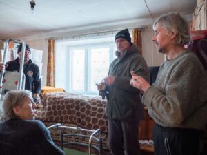 Gada nogale ir ne tikai laiks, kad vēlamies darīt pēc iespējas vairāk labo darbu, bet arī laiks, kad, ilgojoties pēc saulītes gaismas un siltuma, kurinām māju, biežāk izmantojam elektriskās ierīces un iededzam svecītes. Tāpēc Sabiles brīvprātīgie ugunsdzēsēji, lai pasargātu vietējos seniorus, devās viņus apciemot un uzstādīt dūmu detektorus. «Ideja radās visiem kopā, jo, parunājot ar Sabiles iedzīvotājiem, sapratām, ka apmēram pusei nemaz tie nav uzstādīti,» stāsta Sabiles Brīvprātīgo Ugunsdzēsēju biedrības (BUB) valdes priekšsēdētājs Jānis Bogdanovs. «Iespējams, cilvēkiem sagādā grūtības tos iegādāties vai uzstādīt, tāpēc vēlējāmies uz Ziemassvētkiem iepriecināt vietējos seniorus.» Lielai daļai senioru mājokļu bija pārāk augsti griesti, lai tos uzstādītu pašu spēkiem, un viņi atzina, ka brīžos, kad ciemos ierodas bērni vai mazbērni, svarīgākais ir siltas sarunas un atkalredzēšanās prieks, tāpēc dūmu detektora uzstādīšana nav pat prātā. «Katrā vietā ir cits segums — betona, koka, dažādi apmetumi, bet ar visu tikām galā, kā iecerēts,» bilst Sabiles BUB biedrs Kristaps Sūniņš. «Ļoti palīdz tas, ka biedrībā ir cilvēki, kas ikdienā strādā dažādās nozarēs. Jo vairāk iestāžu pārstāvji ir iesaistīti, jo labāk. Es pats strādāju celtniecībā, tāpēc arī uzstādīšana bija viegla. Ja «pakustina galvu», tad visu var izdarīt.» Jānospiež poga, un detektors apklusīs Seniori labprāt sagaidīja ugunsdzēsējus, un daļai šis nebūt nebija pirmais detektors. «Ideja ir ļoti brīnišķīga,» teic sabilniece Elita Viļuma. «Tad, kad sākās šī «ēra» ar dūmu detektoriem, es arī ļoti ātri to uzliku, bet, tā kā ugunsgrēks, paldies Dievam, nenotika, tad arī es to novācu, jo, ja baterijas iet uz beigām, detektors sāk ļoti trauksmaini zvanīt nelaikā. Man tas notika naktī.» «Lielākā daļa cilvēku ir atsaucīgi, daži ir sabijušies, bet pēc tam jau viss ir kārtībā,» atzīst K. Sūniņš. «Mēs detektorus neuzstādām tur, kur ir krāsnis, plītis, lai gadījumā, kad no krāsns izsit mazliet dūmus, detektors nesāk jau signalizēt. Skatāmies, kur labāk un pareizāk, lai, ja brīdī, kad tiešām būs briesmas, tas nostrādātu.» Otro iespēju detektoriem iedzīvotāji deva pēc ugunsdzēsēju iedrošinājuma — ja tas nebūs darba kārtībā vai sāks signalizēt nelaikā, seniori vienmēr varēs vērsties pie BUB biedriem pēc palīdzības. «Es jūtos drošāk, ka Sabilē ir brīvprātīgie ugunsdzēsēji, jo mēs apzināmies, ka, ja ir nepieciešama palīdzība pat kādā sīkā lietā, pat ne ugunsnelaimē, tad mums ir, pie kā griezties,» saka sabilniece Dzintra Lunde. «Mēs senioriem izstāstījām arī, kas jādara, ja detektors sāk signalizēt,» tā J. Bogdanovs. «Viņi visu saprata, zina, ka jānospiež poga un detektors apklusīs. Cilvēki, pie kuriem devāmies uzstādīt dūmu detektorus, saprot, ka tie ir nepieciešami.» Iedzīvotāju drošībai «Es jau ļoti uzpasējos, gan jau bez detektora varēju arī iztikt, jo esmu ļoti uzmanīgs,» pauž Sabiles apkārtnes iedzīvotājs Jānis Baumanis. «Bet ļoti labi, ka ugunsdzēsēji uzstāda detektorus, jo kādreiz kaut ko sanāk aizmirst. Tā jau ir drošība.» Senioru apciemošana brīvprātīgajiem bija kā papildu iespēja informēt iedzīvotājus par ugunsdrošību un ko darīt, ja notikusi nelaime. Sabiles BUB biedriem izdevās uzstādīt 13 no 15 pieteiktajiem detektoriem. «Sabilē jau iepriekš ir bijusi brīvprātīgo ugunsdzēsēju kustība. Es domāju, ka tā ir apsveicama ideja, viņi ir kā liels palīgs valsts ugunsdzēsējiem,» bilst Dzintra Lunde. «Absolūti jūtos drošāk, un es domāju, ka tas ir apsveicami, ka brīvprātīgie ugunsdzēsēji bez atalgojuma ir paši izveidojušies. Tas ir lepnums katrai pilsētai, kur tādi entuziasti ir,» tā E. Viļuma. «Drošāk jau ir, ka Sabilē ir brīvprātīgie ugunsdzēsēji, viņiem noteikti ir jābūt. Ja nu kādreiz vajag palīdzību, tad viņi ir