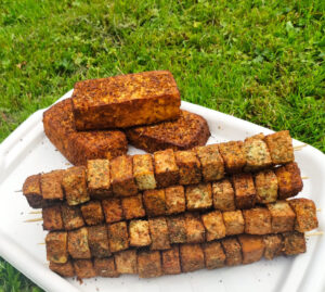 Pircēju iecienīts ir kūpinātais siers. Paši izmēģinājuši kūpināt arī kubiciņos sagriezto garšvielu sieru. Kā teic saimniece Iveta Šneidere, «bija ļoti garšīgi, bet, lai piedāvātu arī citiem, tas prasa daudz darba». /Personīgā arhīva foto/